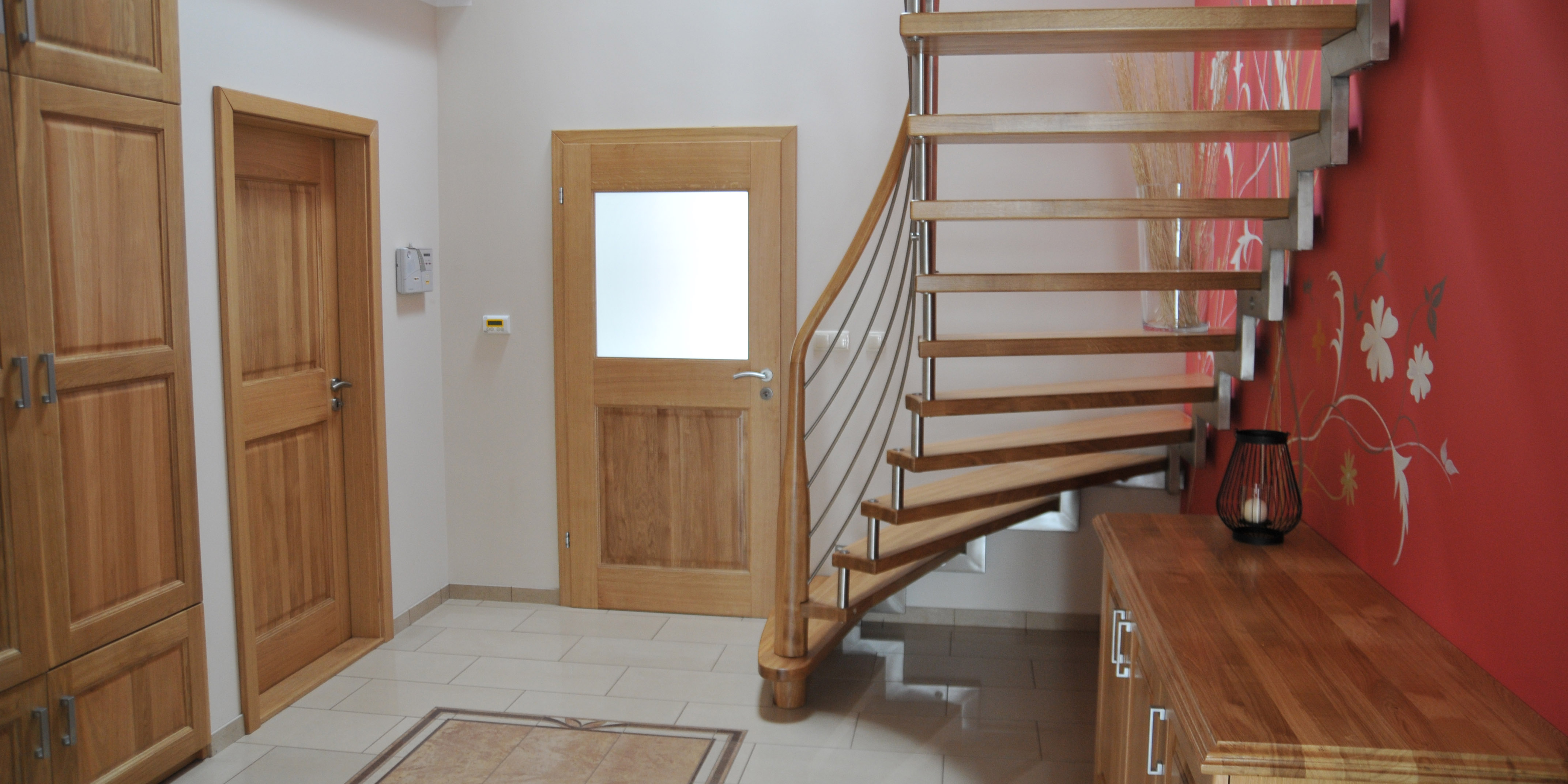 pomieszczenie ze schodami oraz dwiema parami drzwi